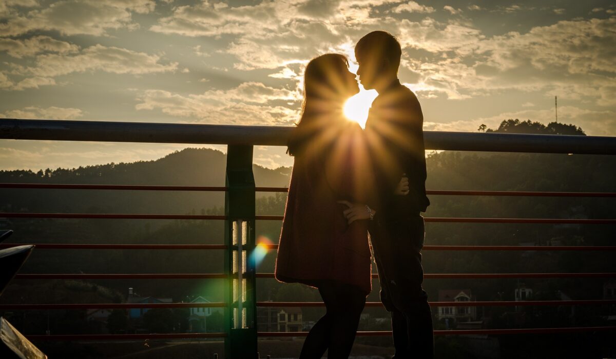 pareja_amanecer_puente